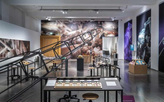 Ausstellungsraum mit vielen bunten Kristallen/Kristalle