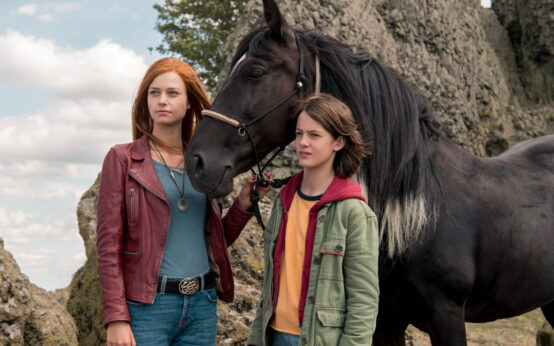 Restart: Hanna Binke und Luna Paiano in OSTWIND - DER GROSSE ORKAN / Weiterer Text über ots und www.presseportal.de/nr/12946 / Die Verwendung dieses Bildes ist für redaktionelle Zwecke honorarfrei. Veröffentlichung bitte unter Quellenangabe: "obs/Constantin Film/Marc Reimann"