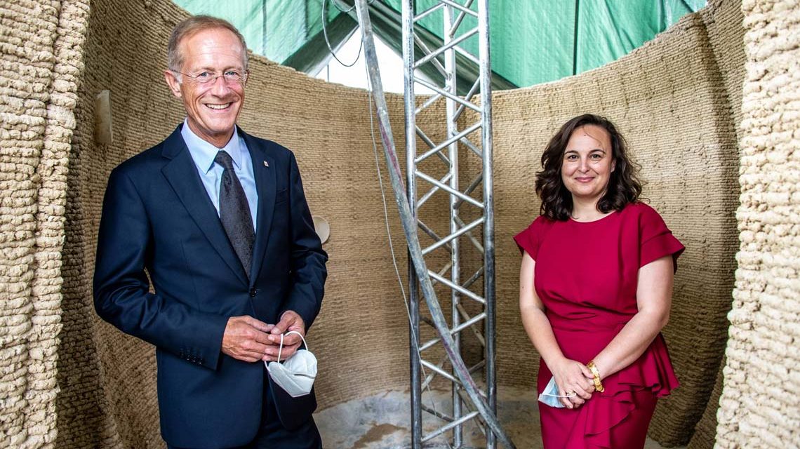 Staatsminister Axel Wintermeyer eröffnet auf dem Kranzplatz in Wiesbaden die Ausstellung „tinyBE – living in a sculpture“ –
