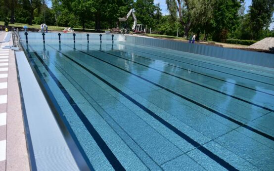 Das neue Stahlbecken ist fertig, das Wasser läuft ein. Freibäder dürfen bald öffnen.