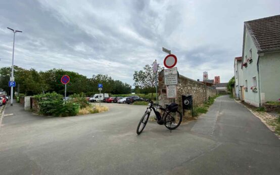 Fahrradfahrende sollen zukünftig den Radweg R3 Richtung Walluf nutzen, statt wie bisher etwa über das Freygäßchen auf den Leinpfad zu fahren