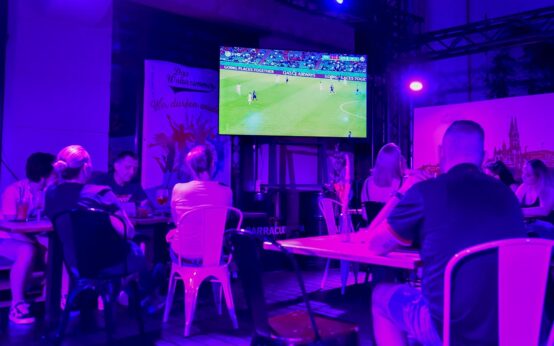Public Viewing im Wohnzimmer, Europameisterschaft, Hymnen
