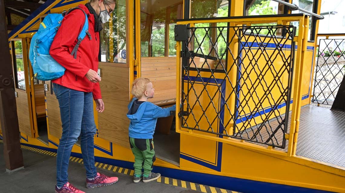 Mutter mit Kind: Der kleine Moritz freut sich auf seine erste Fahrt mit der Nerobergbahn.