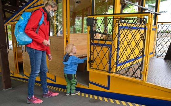 Mutter mit Kind: Der kleine Moritz freut sich auf seine erste Fahrt mit der Nerobergbahn.