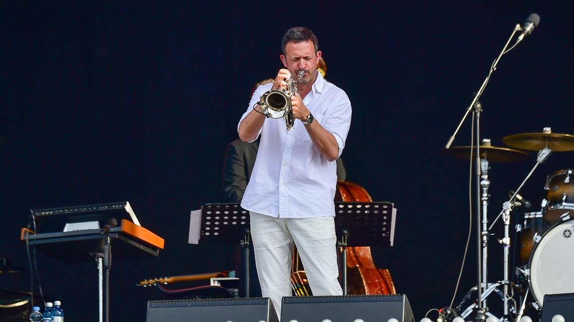 Das Rheingau Musik Festival hat sich für mehrere Konzerte die Kulisse der Strandkorbkonzerte in der Brita-Arena Wiesbaden reserviert. Den Auftakt machte am Samstagabend, 3. Juli, Till Brönner.