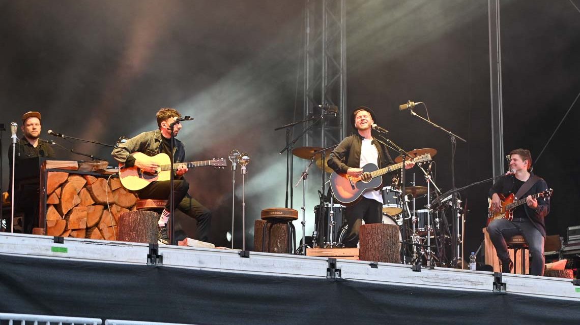 Johannes Oerding bei Strandkorbkonzert in der Brita Arena