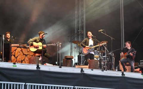 Johannes Oerding bei Strandkorbkonzert in der Brita Arena