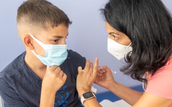 Kinder und Jugendliche werden geimpft.