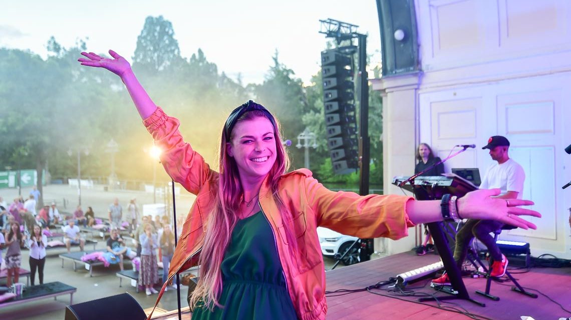 Glow Konzert an der Muschel im Kurpark Wiesbaden.