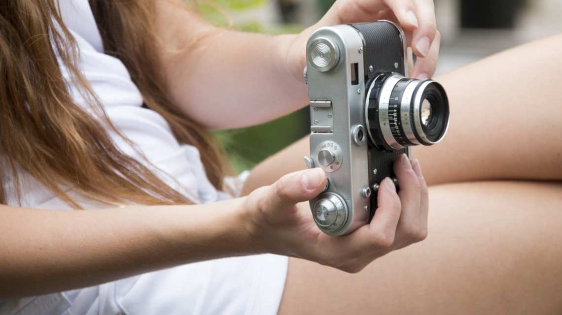 Mädchen mit Kamera biem Fotokurs