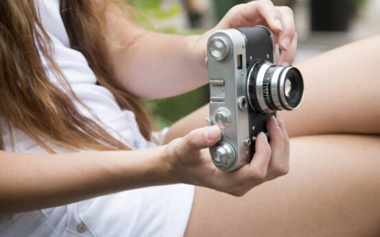 Mädchen mit Kamera biem Fotokurs