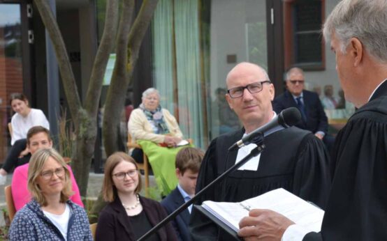 Gute Wünsche und Gottes Segen für die anstehenden Aufgaben gab Dekan Mencke Pfarrer Jens Georg mit auf den Weg.