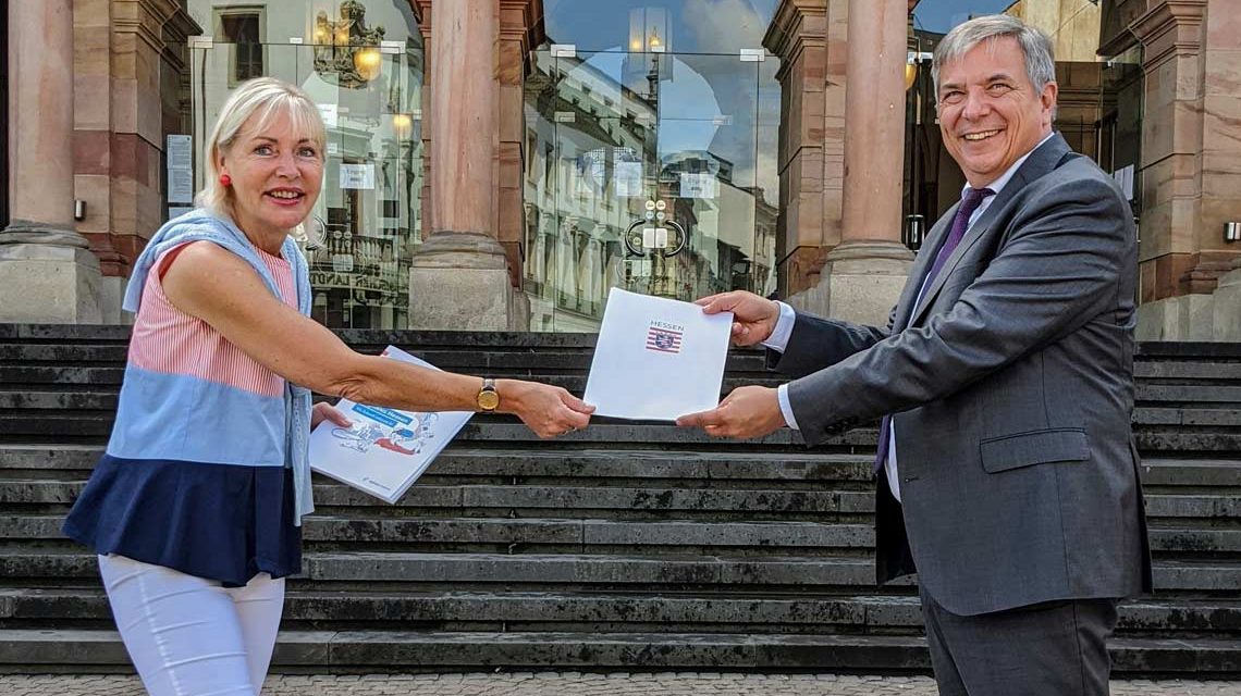 Smart City , Digitalministerin Prof. Dr. Kristina Sinemus überreichte heute den Bewilligungsbescheid an Oberbürgermeister Gert- Uwe Mende.