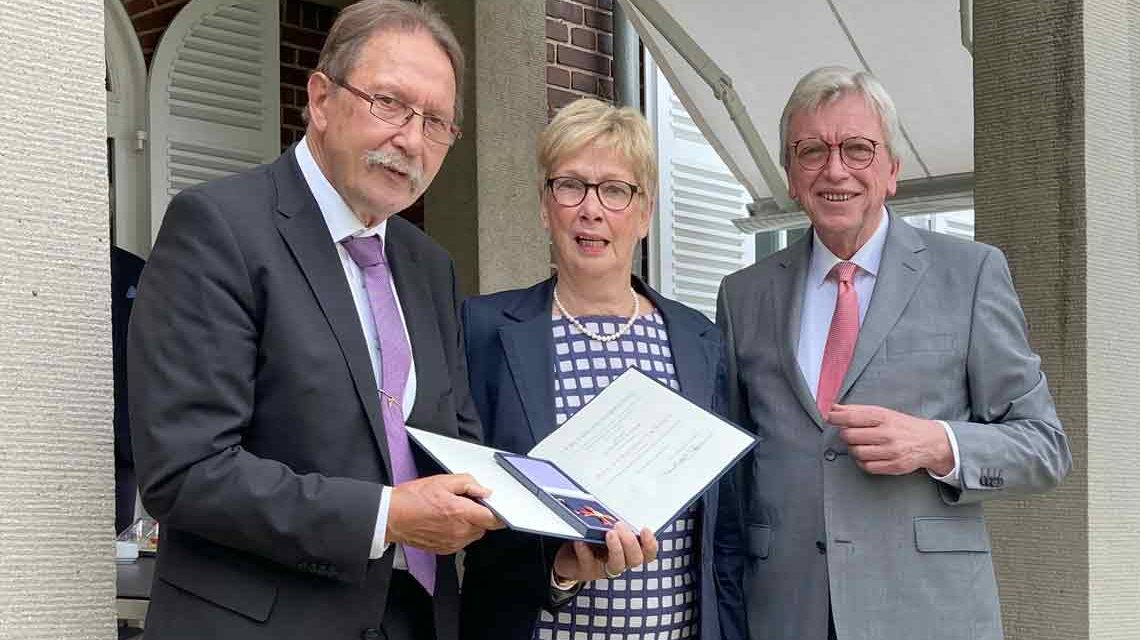 Ministerpräsidenten Volker Bouffier übergibt das Verdienstkreuz 1. Klasse des Verdienstordens der Bundesrepublik Deutschland an: Karlheinz Weimar (l.) mit Ehefrau Helga.