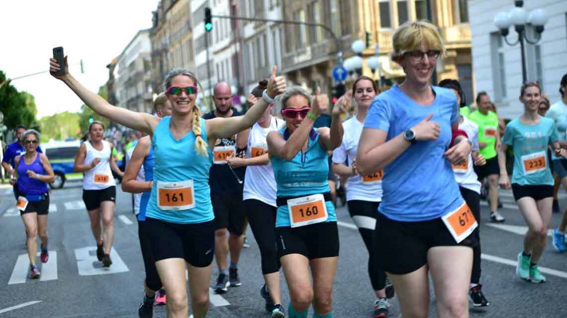 Start hinterm Rathaus, Zielankunft vor dem Rathaus. Dazwischen lagen je nach Distanz 3, 5, 10 oder 21 Kilometer: ein Lauf durch die Wiesbadener Innenstadt.