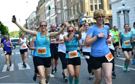 Start hinterm Rathaus, Zielankunft vor dem Rathaus. Dazwischen lagen je nach Distanz 3, 5, 10 oder 21 Kilometer: ein Lauf durch die Wiesbadener Innenstadt.