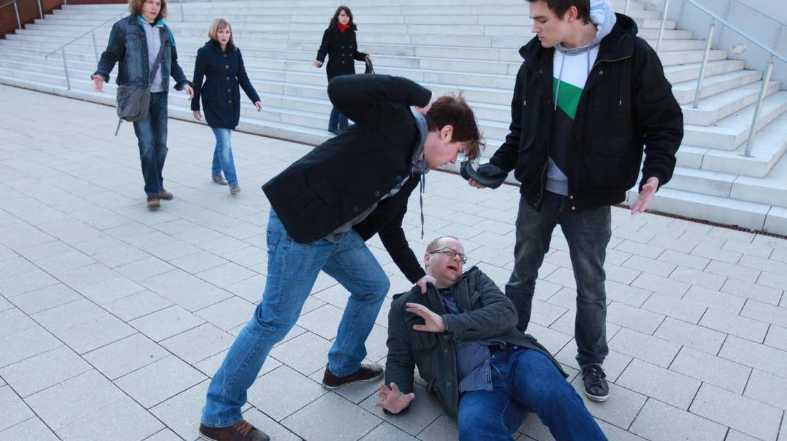 Zivilcourage, anderen in Not helfen