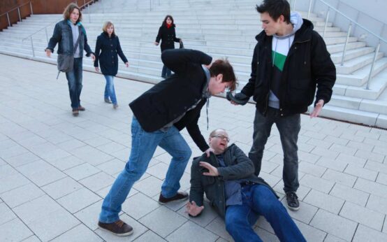 Zivilcourage, anderen in Not helfen