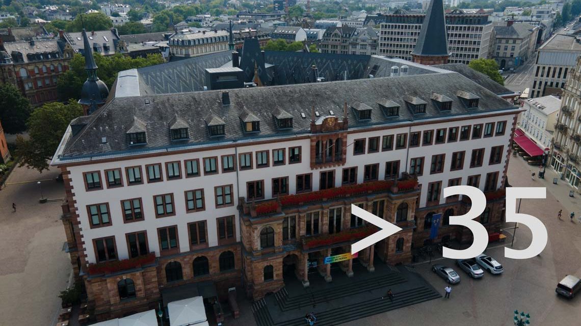 38,8 und härtere Corona-Regeln. ©2021 Volker Watschounek