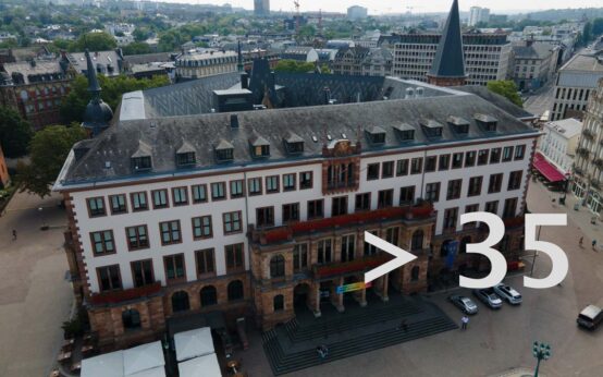 38,8 und härtere Corona-Regeln. ©2021 Volker Watschounek