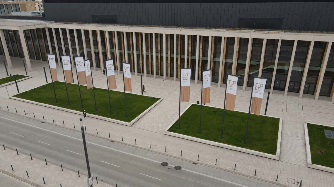 Das RMCC aus Sicht von Landesmuseum mit Fahnen im Vordergrund. CDU, FDP, Grüne, SPD, Die Linke