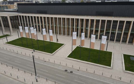 Das RMCC aus Sicht von Landesmuseum mit Fahnen im Vordergrund. CDU, FDP, Grüne, SPD, Die Linke