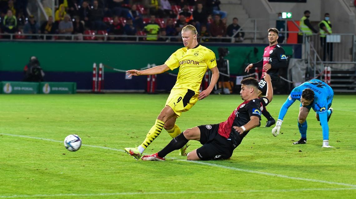 Der Torwart ist ausgespielt. Der Rettungsversuch scheitert, Erling Haaland kickt zum 3:0 ein.