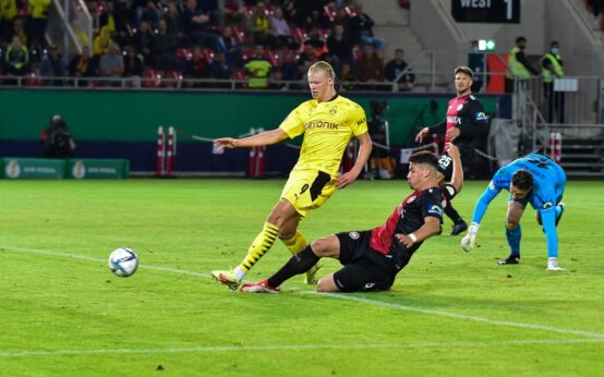 Der Torwart ist ausgespielt. Der Rettungsversuch scheitert, Erling Haaland kickt zum 3:0 ein.