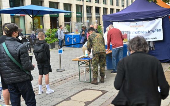 Während der Wochenmarkt lief hat gegenüber des Cafés Le Maisson du Pain eine Sonderimpfaktion der LH Wiesbaden stattgefunden.