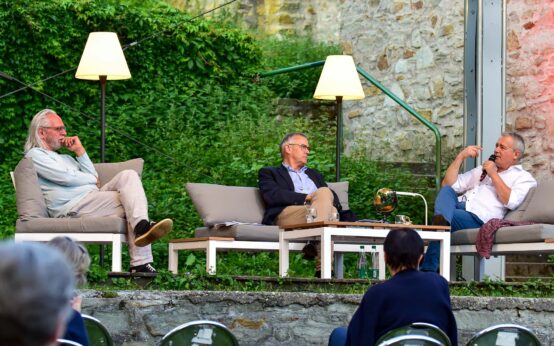 Ulrich Cyran, Stefan Schröder, Ilija Trojanov sitzen auf der Bühne der Burg Sonnenberg.