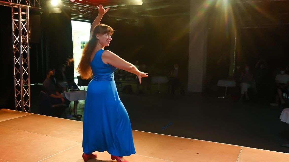 Gaby Herzog tanzt auf der Bühne im Marlee Flamenco