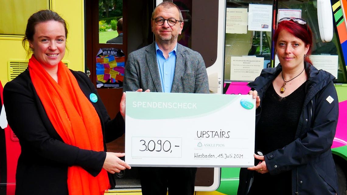 Geschäftsführerin der Asklepios Paulinen Klinik Antonia Schenk Gräfin von Stauffenberg (li) überreicht den Spendenscheck an Pfarrer Matthias Loyal und die Projektleiterin Claudia Grilletta von EVIM (Foto: Schmitt).