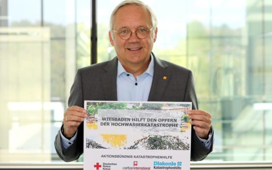 Ralf Schodlok, Vorstandsvorsitzender der ESWE Versorgungs AG, startet die Spendenaktion „Wiesbaden hilft den Opfern der Hochwasserkatastrophe“