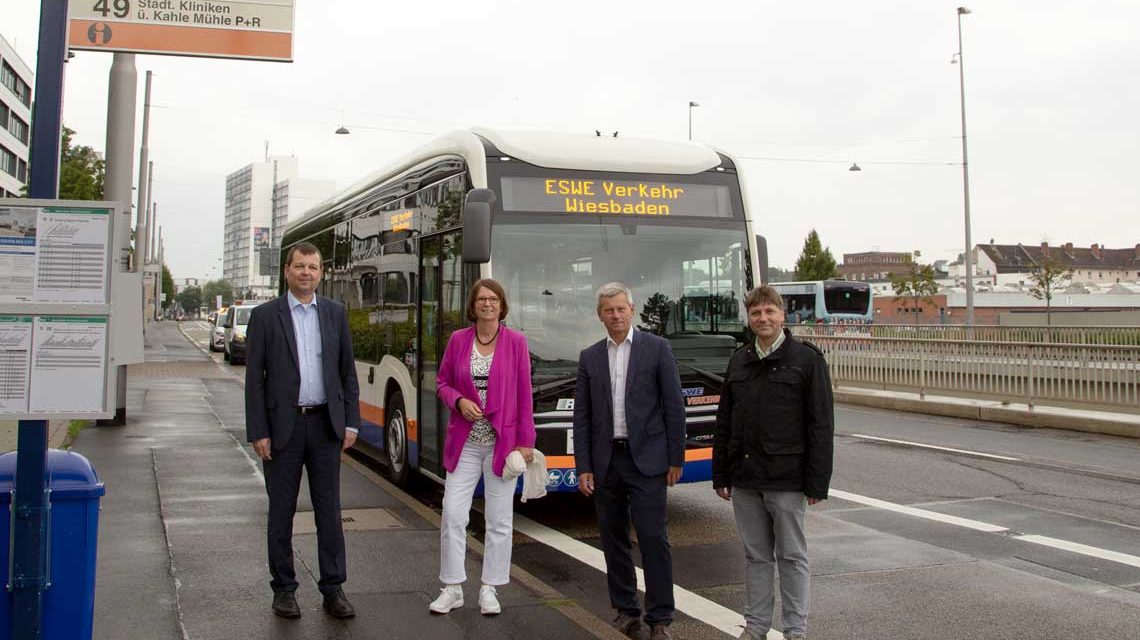 Neue Busspur und neue Bushaltestelle: Personen: Jörg Gerhard (Geschäftsführer ESWE Verkehr), Priska Hinz (hessische Umweltministerin), Andreas Kowol (Wiesbadener Verkehrsdezernent und Alexander Scholz (Ortsvorsteher Wiesbaden Südost; v. l. n. r. an der neuen Haltestelle). ©2021 ESWE Verkehr