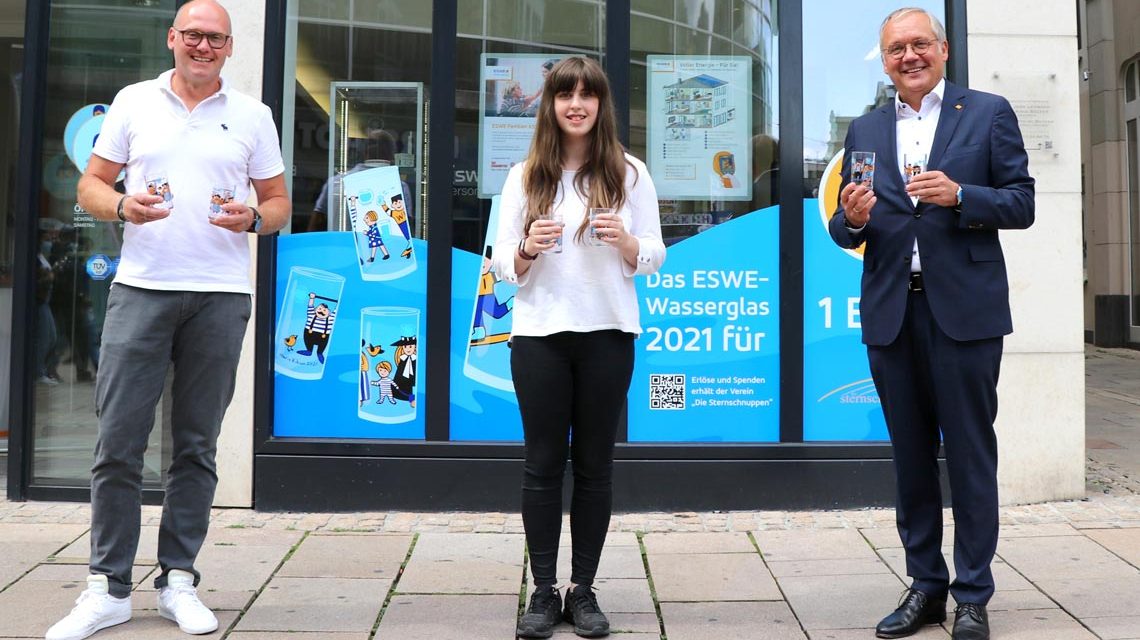 Freuen sich über die große Begeisterung der Sammler (v. r.): Ralf Schodlok, Vorstandsvorsitzender der ESWE Versorgungs AG, Marie-Madeleine Vikson und Torsten Urbich, Vorstandsmitglied „Die Sternschnuppen e. V.“.
