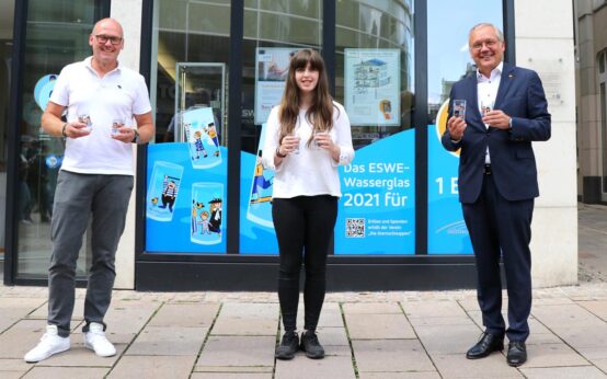 Freuen sich über die große Begeisterung der Sammler (v. r.): Ralf Schodlok, Vorstandsvorsitzender der ESWE Versorgungs AG, Marie-Madeleine Vikson und Torsten Urbich, Vorstandsmitglied „Die Sternschnuppen e. V.“.