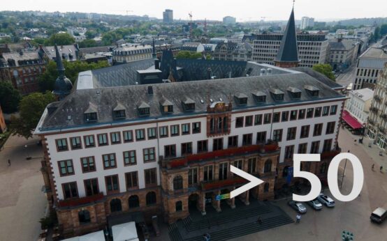 Das neue Rathaus, gleich gegenüber des alten Rathauses, das heute als Standeasamt genutzt wird.