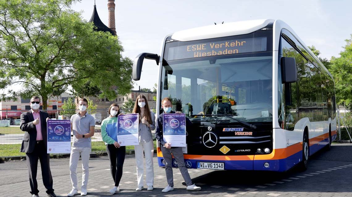 ESWE-Verkehr-Geschäftsführer Jörg Gerhard, Jugendparlament Wiesbaden Leonard Bouffier, Sofie Henzel und Mia Hepp (Arbeitskreis „Nachtleben“), Sozial- und Jugenddezernent Christoph Manjura,  (v. l. n. r.)