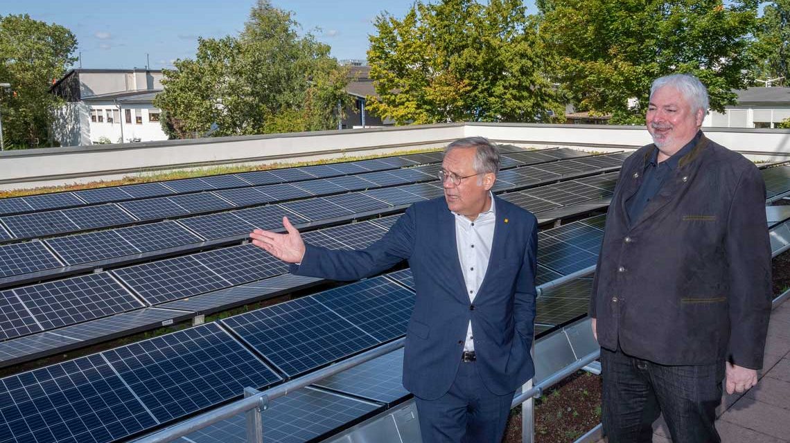 ESWE-Vorstandsvorsitzender Ralf Schodlok (links) und GWI-Geschäftsführer Torsten Tollebeek vor der neuen Photovoltaikanlage in der Hasengartenstraße.