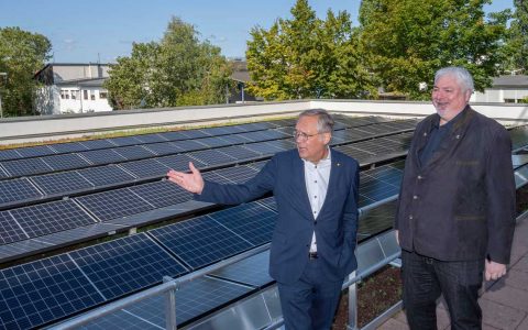 ESWE-Vorstandsvorsitzender Ralf Schodlok (links) und GWI-Geschäftsführer Torsten Tollebeek vor der neuen Photovoltaikanlage in der Hasengartenstraße.