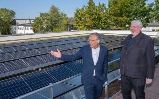 ESWE-Vorstandsvorsitzender Ralf Schodlok (links) und GWI-Geschäftsführer Torsten Tollebeek vor der neuen Photovoltaikanlage in der Hasengartenstraße.