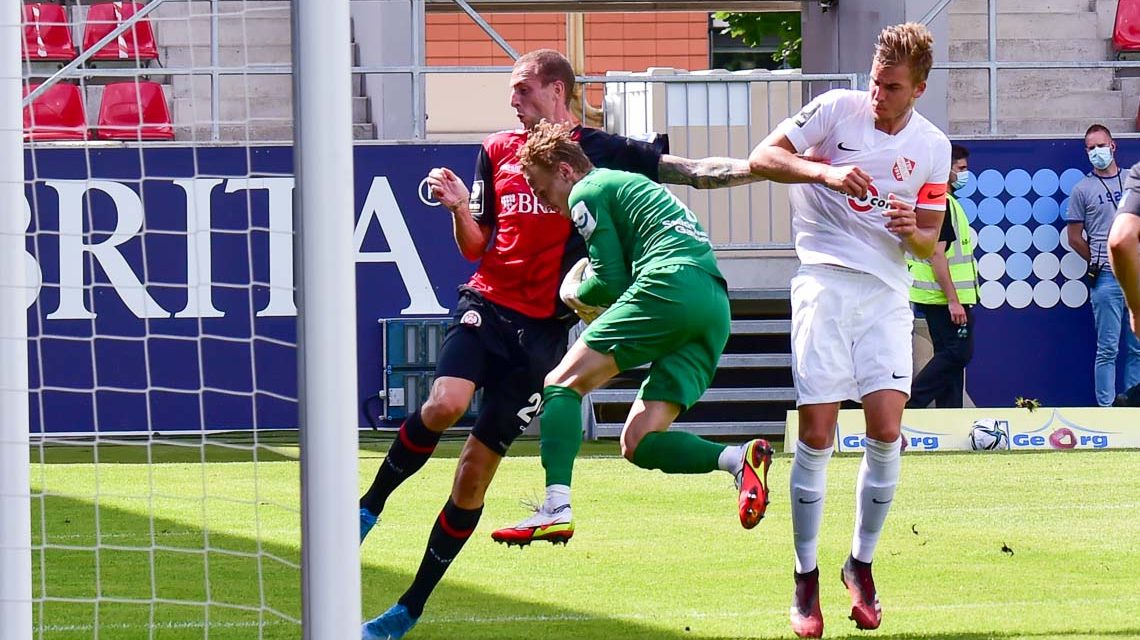 Gustaf Nielsson im Strafraum