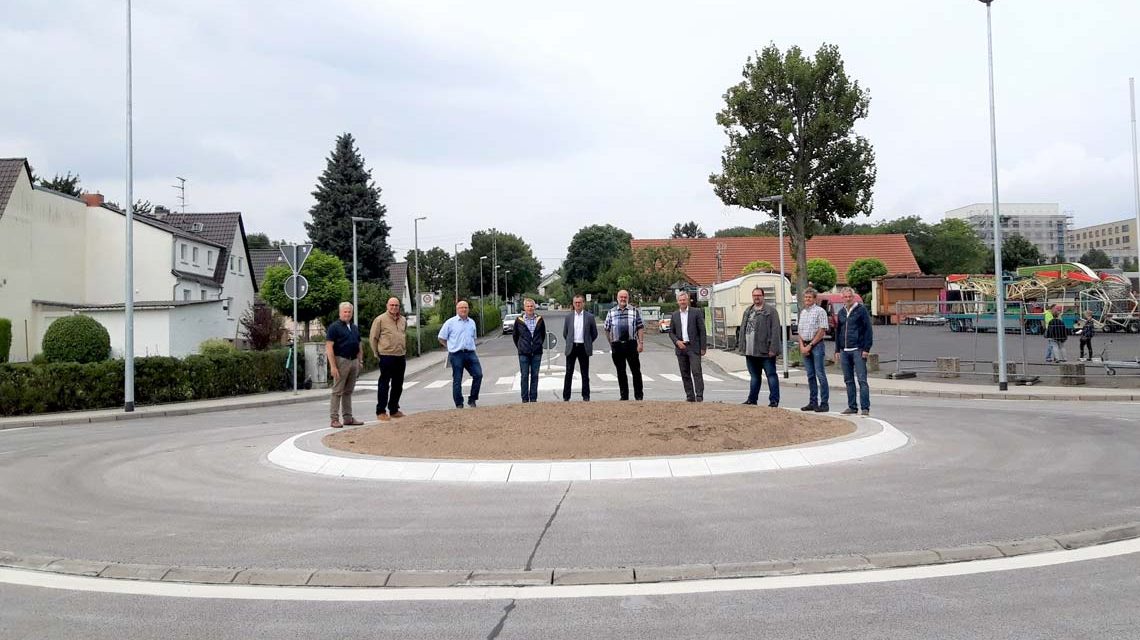 Alle sind zufireden. Die Gesichter strahlen. Der Kreisverkehr am Veilchenweg ist fertig.
