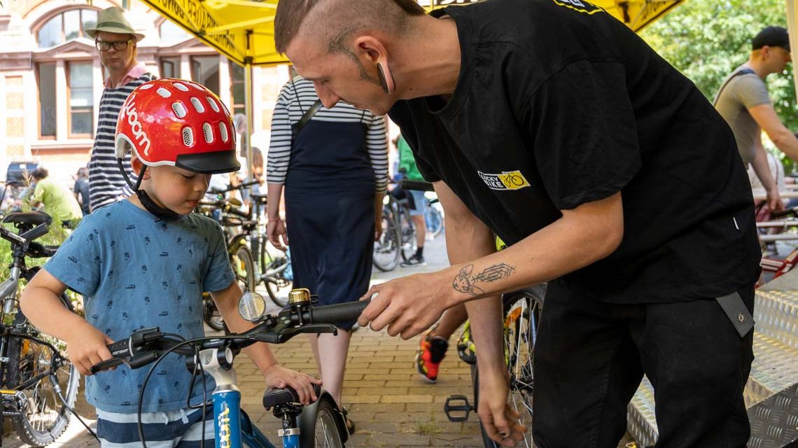 Fahrradfest: Fahrradreparatur und Fahrradcheck mit Lucky Bike: Kai Ehmann hat die Bremse von Konstantins Fahrrad nachgestellt. Foto: Volker Watschounek
