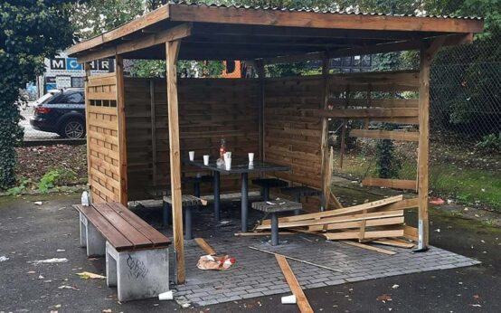 Zerstörte Chill Hütte an der Saarbrücker Allee in Schierstein.