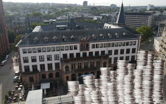Neues Rathaus in Wiesbaden, Kollege, Münzen türmen sich auf. Haushaltsplan. Kämmererentwurf. Finanzchaos. Streit um den Haushalt. Haushaltsplan 2025
