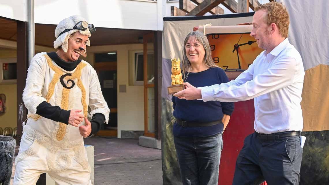 Kinderkulturtge – Preisverleiuhung: Tina Schacht erhält den Publikumspreis 2019 von Chriustoph manjura. Tina Keast steht im Hintergrund. Foto: Volker Watschounek