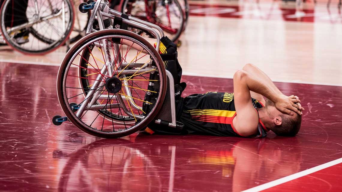Rollstuhlbasketball, Viertelfinale Spanien gegen Deutschland Herren, an Tag 8 der Tokyo 2020 Paralympic Games am 01.09.2021 in der Ariake Arena in Tokyo Japan. Thomas Boehme (#13, Deutschland) liegt nach der Niederlage auf dem Boden