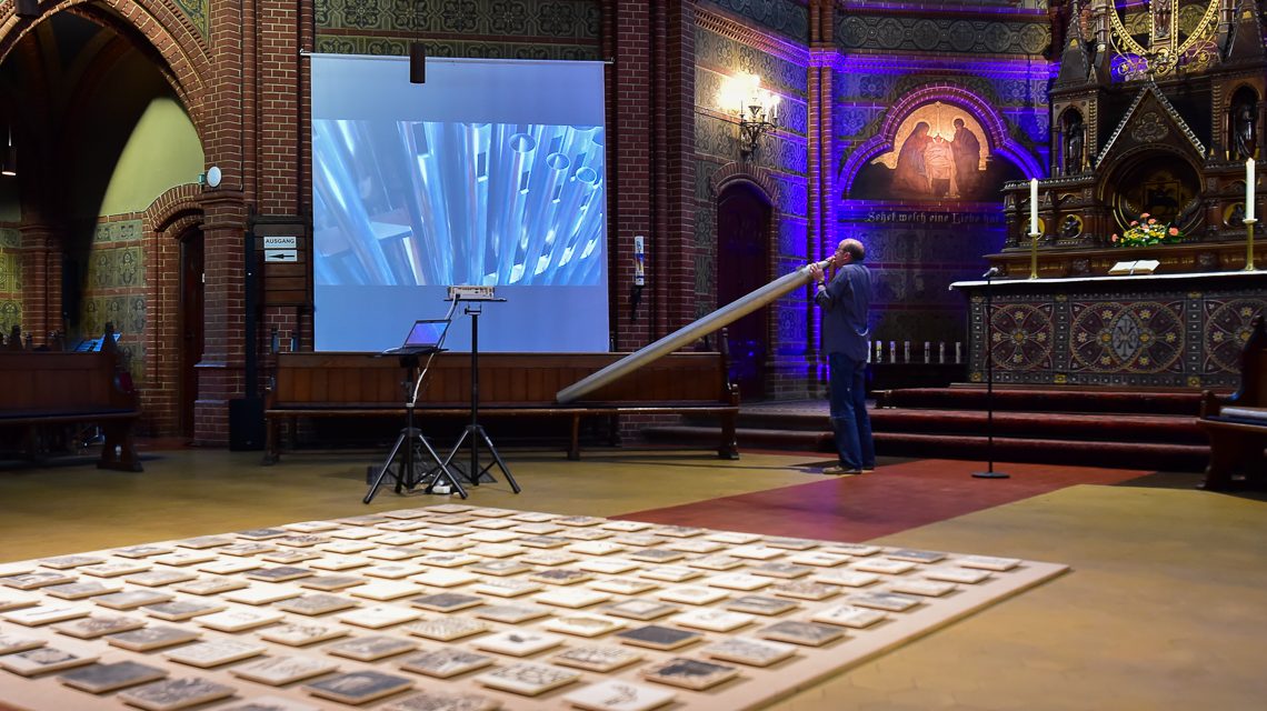 Nacht der Kirchen: Kantor Christian Pfeifer lädt die Besucher ein, die Orgel der Bergkirche kennenzulernen.