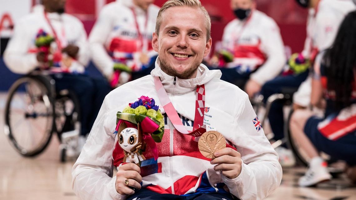 Jim Palmer mit Bronze Medaille dekoriert in Japan bei den Olympischen Spielen Tokyo 2020